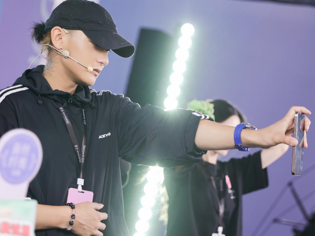 Huang Zitao successfully launches his sanitary napkins business