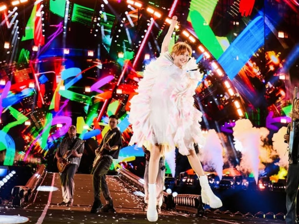 Stefanie Sun performs to 50,000 fans at the Bird's Nest