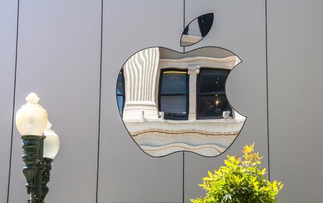 Apple's CarPlay Ultra Gains Adoption: Buy or Hold the AAPL Stock?