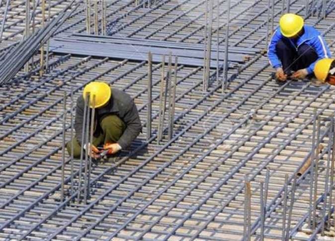لماذا تم تثبيت أسعار الحديد رغم تراجع الدولار؟.. رئيس شعبة مواد البناء يُجيب