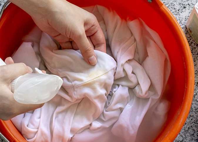 «رجعي الغسيل الأبيض جديد تاني».. مكون لن تتوقعيه يخلصك من اصفرار الملابس