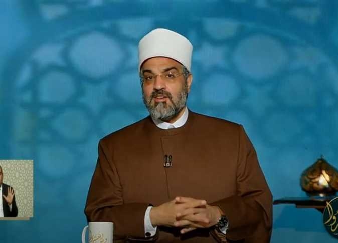 ما حكم من يحث غيره على الصلاة ولا يصلي؟.. عمرو الورداني يجيب