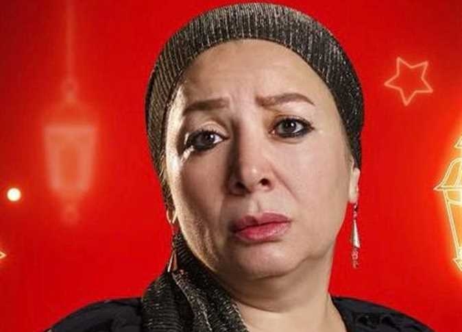 انتصار تنشر صورًا من كواليس «80 باكو» وتسأل الجمهور: «حد عارف مين القمامير دول؟»