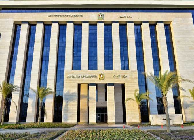 براتب 350 ألف جنيه.. «العمل» تعلن عن فرص عمل لأطباء جلدية وتجميل في مستوصف بدولة خليجية
