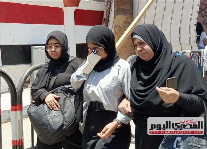 «التاريخ سهل.. والفيزياء في مستوى أينشتاين».. ردود فعل طلاب الثانوية العامة على امتحان اليوم