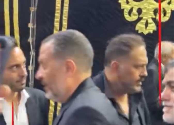 ماجد المصري ورامي إمام يقدمان واجب العزاء في والد تامر عبدالمنعم (فيديو)