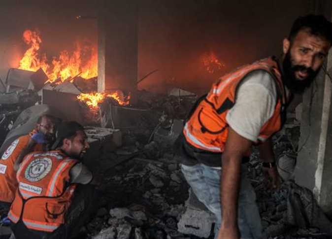 جثث الأطفال تفحمت.. الاحتلال يقصف مدرسة تؤوي نازحين في حي الرمال بـ غزة (فيديو)