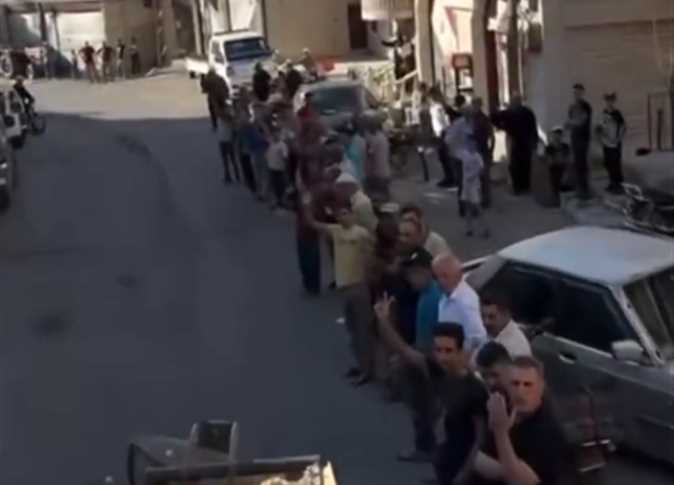 بالسلام وعلامة النصر.. فيديو لـ دروز يستقبلون الاحتلال بحفاوة يثير غضب السوريين