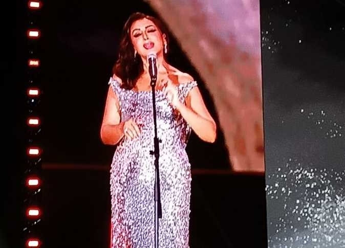 الجمهور يطلب «اكتبلك تعهد» في حفل أنغام.. والفنانة تمازح الرجال: «هفرّحكم شوية وبعدين أرجّعلكم النكد»