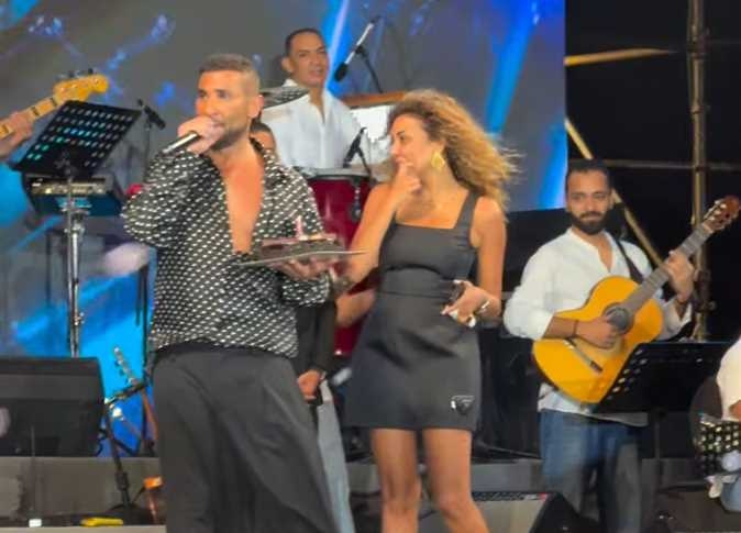 أحمد سعد يحتفل بعيد ميلاد علياء بسيوني في حفله بمراسي (صور)