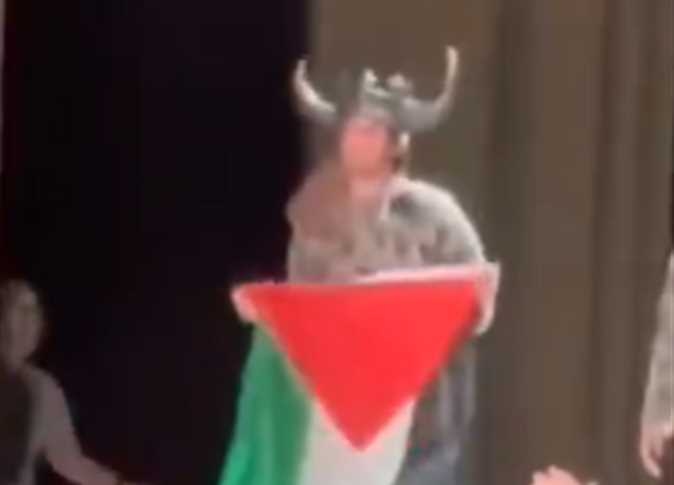 مغني أوبرا فلسطيني يشعل مواقع التواصل الاجتماعى و يرفع علم فلسطين على مسرح دار الأوبرا في لندن (فيديو)