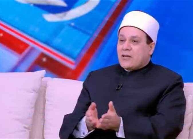 مظهر شاهين لسيدة تشكو من خيانة زوجها: «ما حدش ينكش ورا التاني» (فيديو)