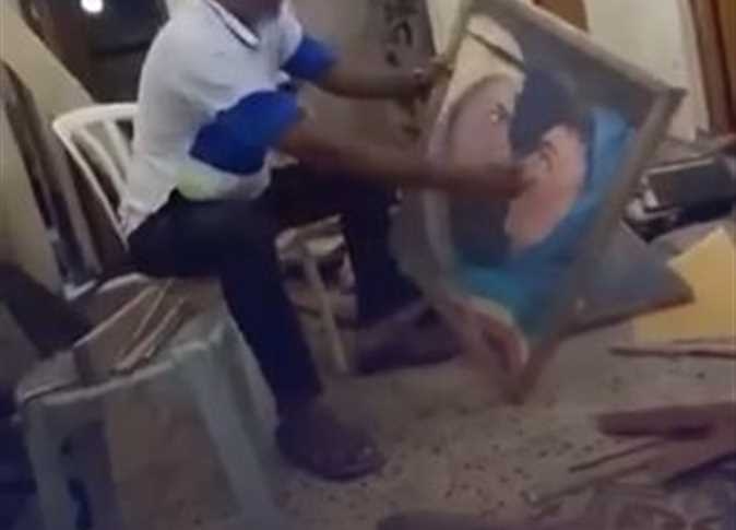 وسط المجاعة في غزة.. فنان فلسطيني يُدمر أعماله الفنية لاستخدامها وقودًا لطهي الطعام (فيديو)