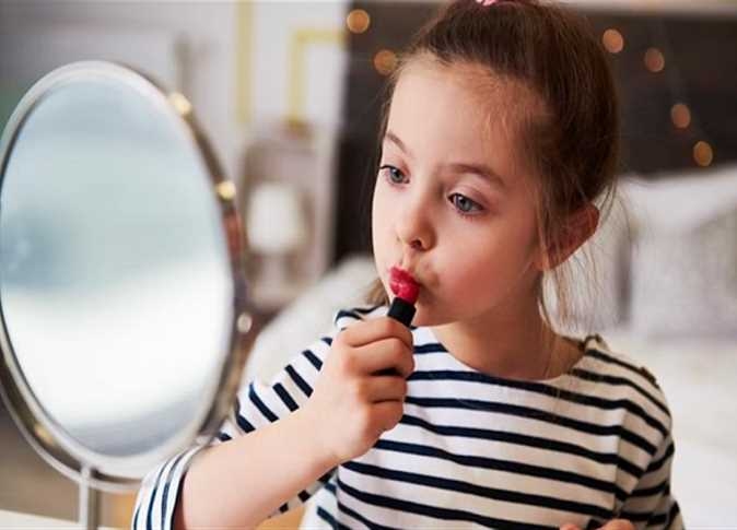مواد كيميائية ومسرطنة.. وضع الأطفال المكياج والعطور قد يُعرض صحتهم للخطر