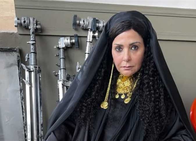 جلباب أسود وحُلي ضخمة.. صابرين صعيدية بـ«المفتاح»