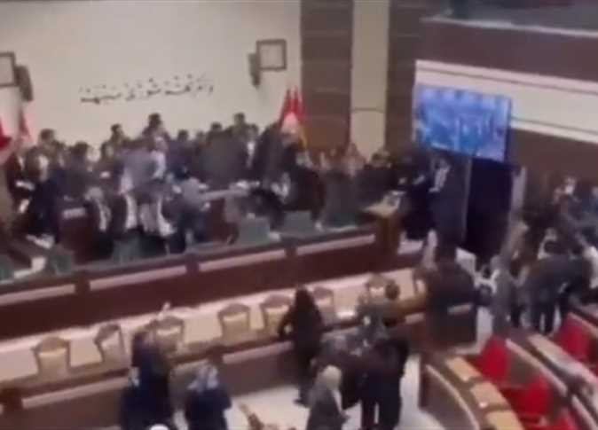 مشاجرة بـ«الأحذية» في «البرلمان العراقي» بين المكون السني والشيعي تشعل «السوشيال ميديا» (فيديو)