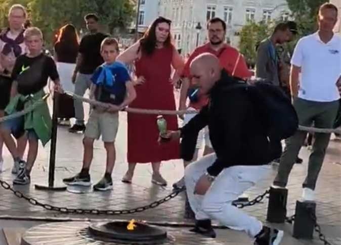 «أهان رمزا وطنيا».. فرنسا تطرد مغربيا بسبب سيجارة (فيديو)