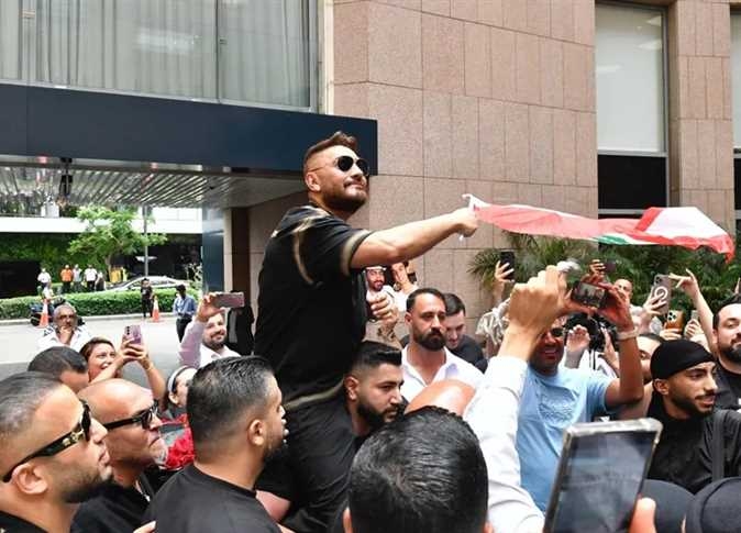بـ«الدبكة والطبول».. استقبال لبناني حافل لـ تامر حسني (فيديو)