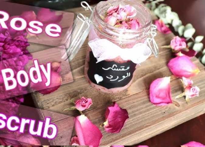 «من المطبخ» روتين مقشر الجسم الساحر لليلة العمر.. سر نعومة البشرة وإزالة الرؤوس السوداء