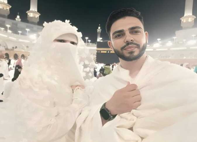 سيلفي العروسين بالحرم.. مصرييّن يستبدلان حفل الزفاف بالعمرة: «تركنا صخب الأفراح لسكينة البيت الحرام»