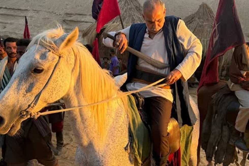 «الخيل والليل والبيداء لا تعرفني».. محمود البزاوي يمازح جمهور «مملكة الحرير»