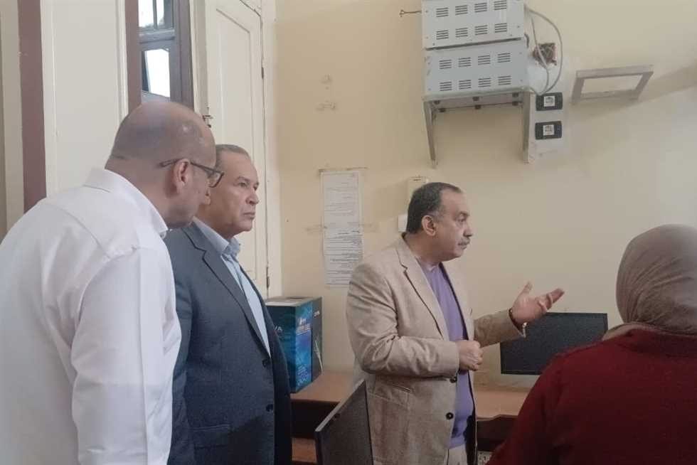 محافظ أسيوط يوبخ مجموعة من المعلمين: «بتيجوا تاخدوا مرتبات وتشربوا شاي وترغوا وتمشوا» (فيديو)