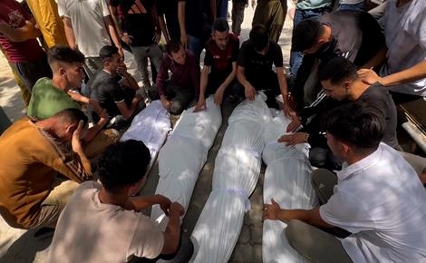 17 قتيلاً في خان يونس ورفح.. بينهم عائلة كاملة تحت أنقاض خيام النازحين