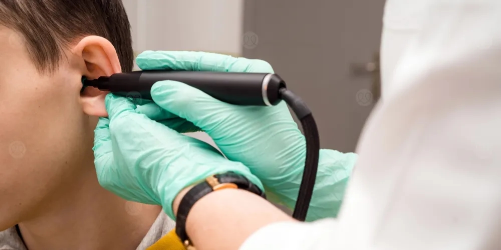 دراسة: شمع الأذن يحمل علامات كيميائية لتشخيص مرض الشلل الرعاش بدقة