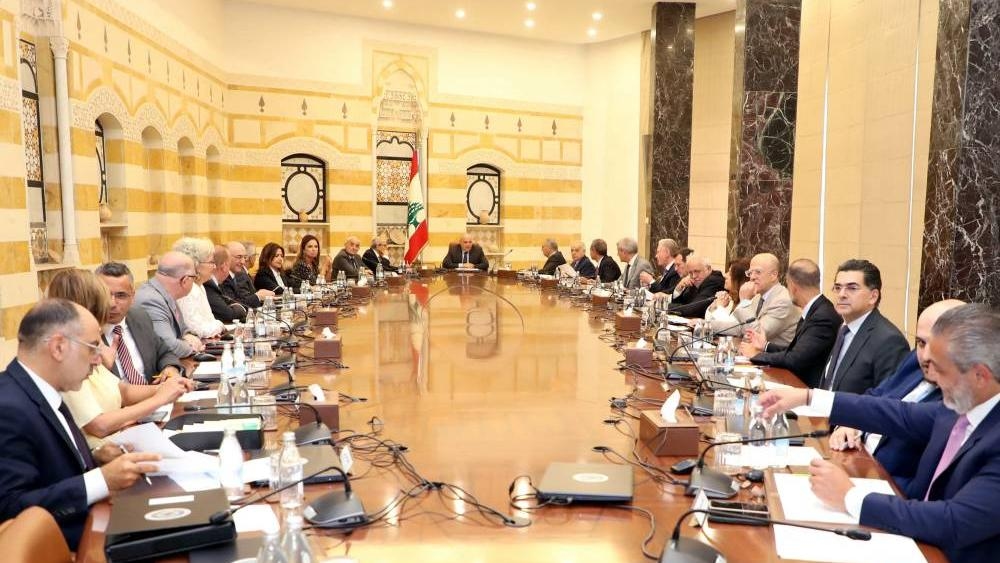 لبنان يقر إنهاء الوجود المسلح لحزب الله… والحكومة تمضي بغياب الوزراء الشيعة