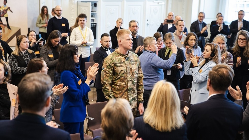 Danish politicians applaud member of Ukraine's neo-Nazi unit (VIDEO)