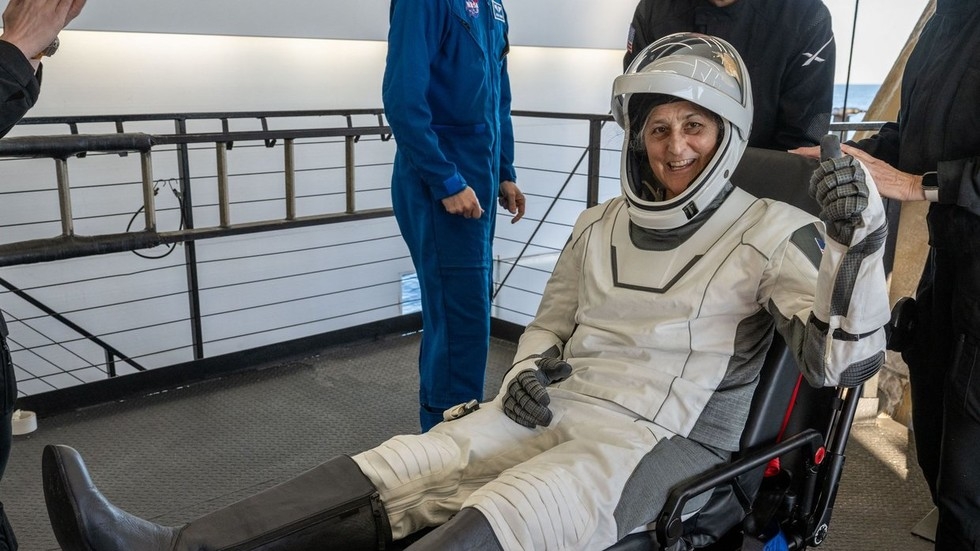 India celebrates NASA astronaut's return from space (VIDEO)