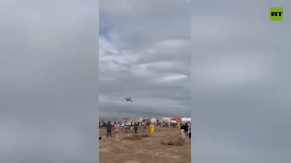 Pilot dies in air show plane crash (VIDEO)