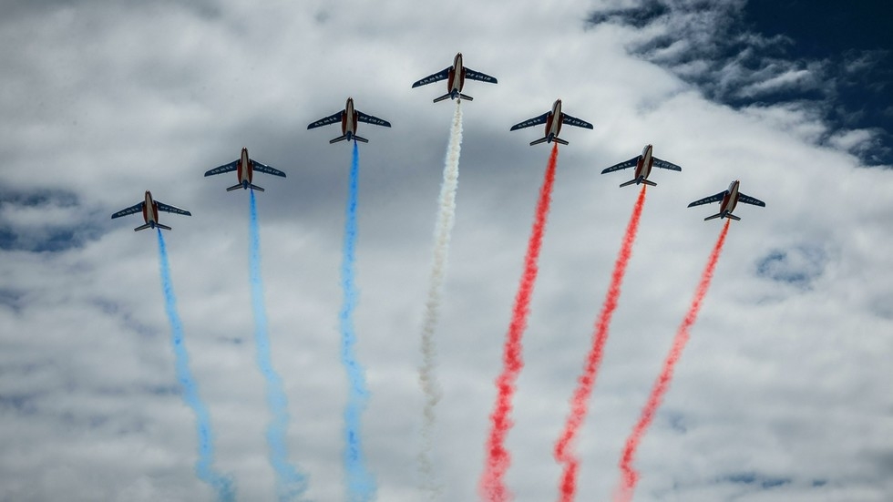 French military jets collide midair (VIDEO)
