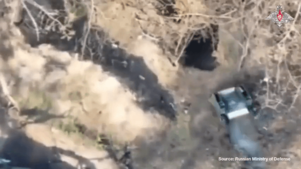 Russian drone blows up Ukrainian dugout – MOD (VIDEO)