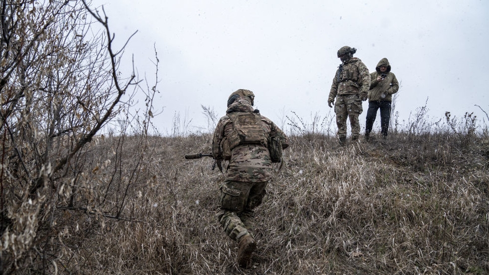 Ukrainians fear frontline encirclement