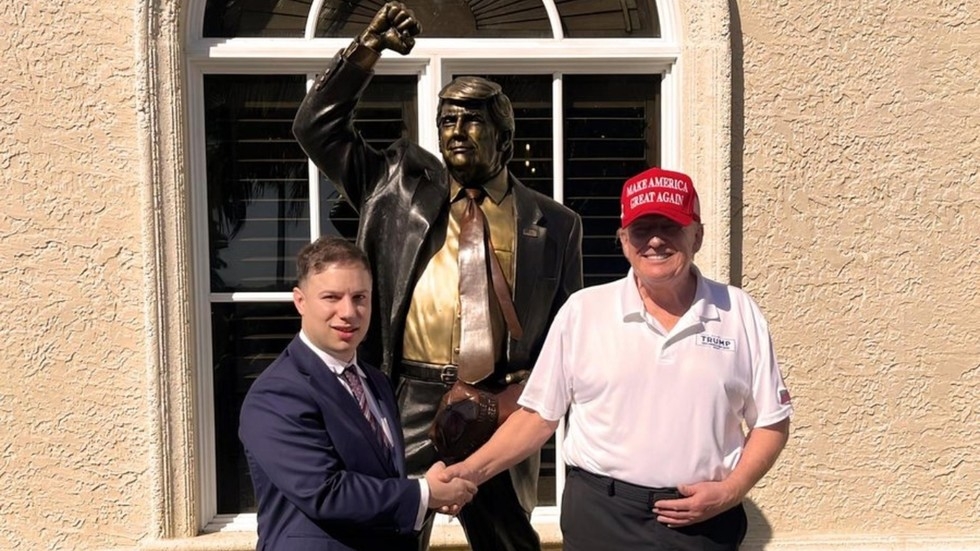 Trump statue erected at his golf club (VIDEO)