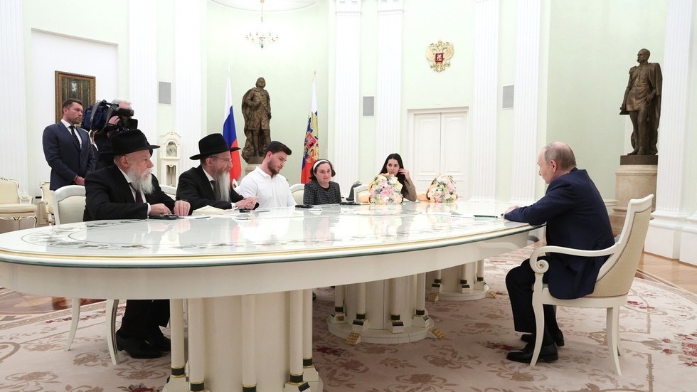 Putin meets with former Israeli hostages
