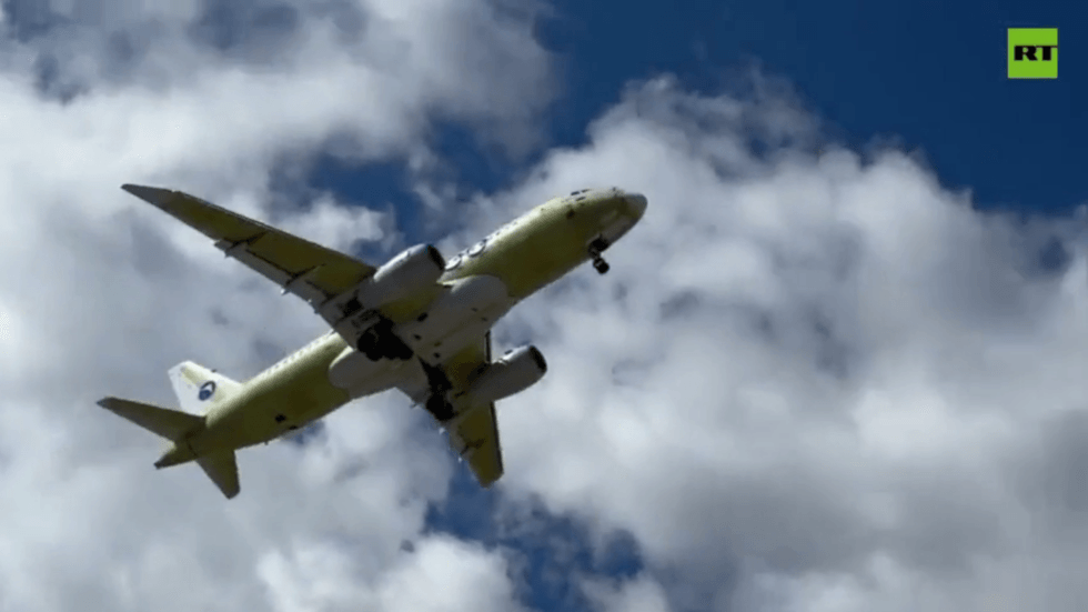 Fully import-substituted Russian Superjet makes first test flight (VIDEO)