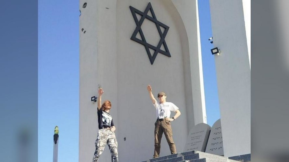 Ukrainian youths perform Nazi salute at Holocaust memorial (PHOTOS)