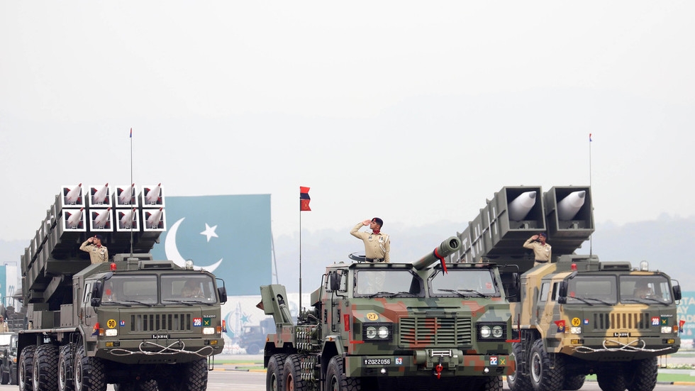 Senior Pakistani official threatens India with nukes