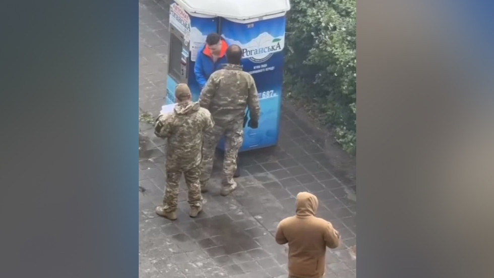 Ukrainian recruiter filmed beating potential draftee (VIDEO)