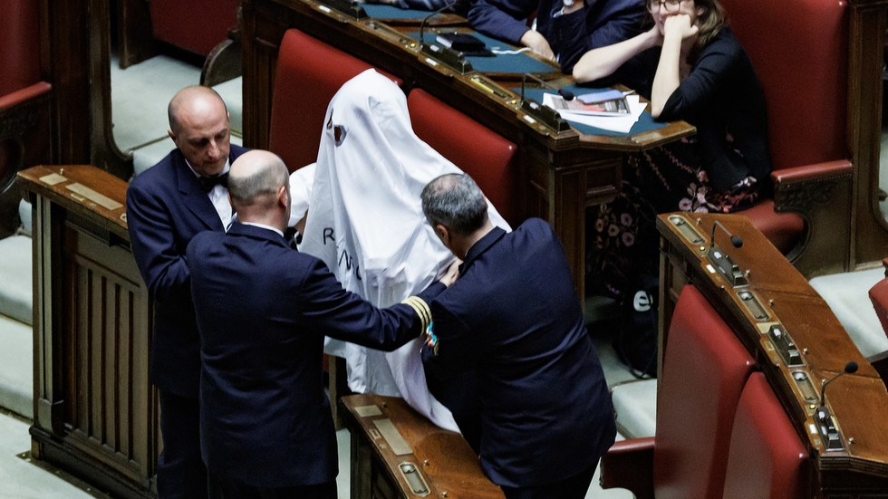 ‘Ghost' kicked out of Italian parliament (VIDEO)
