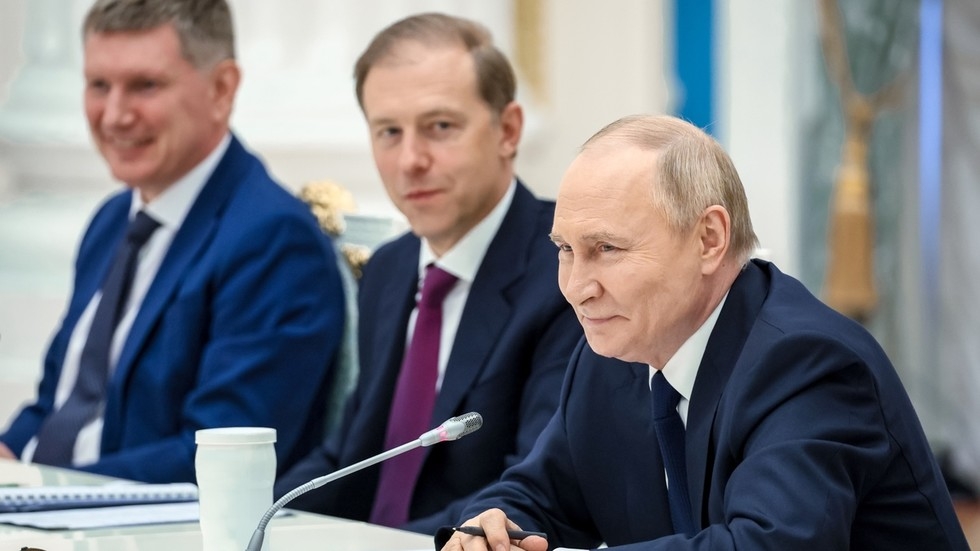 Putin hails Russia's economic growth