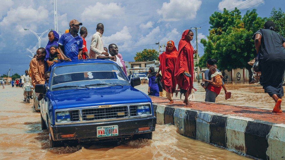 Heavy rains trigger fatal flooding in African country (VIDEO)