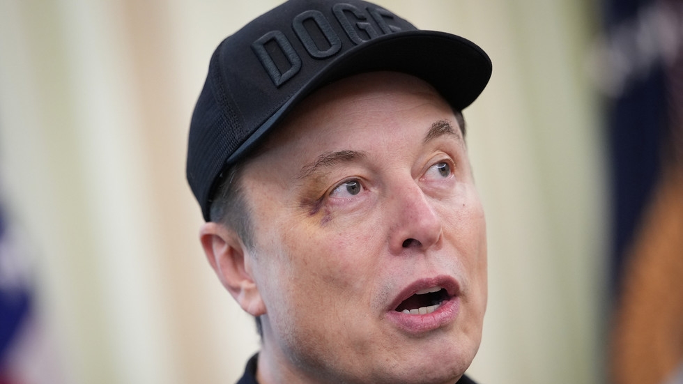 Musk explains his black eye