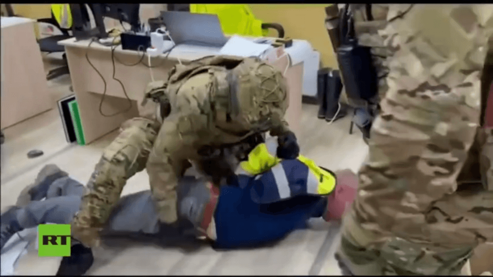 Russia detains airport worker plotting sabotage for Ukraine – FSB (VIDEO)