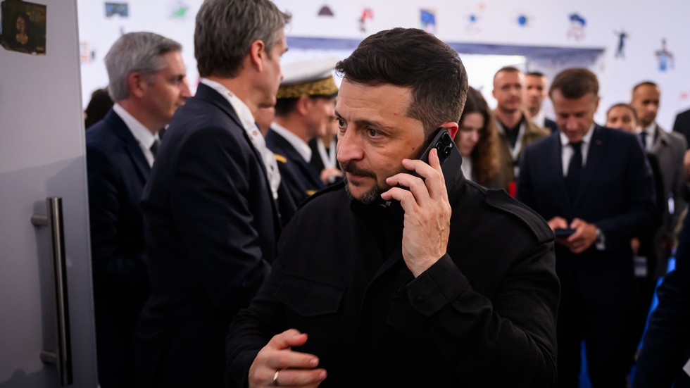 Zelensky refuses talks on territory with anyone except Putin