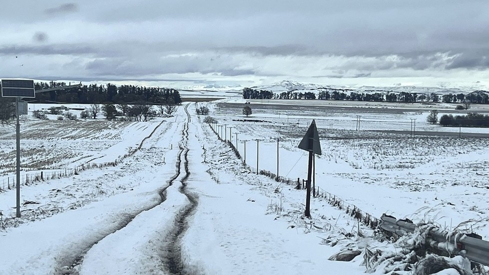 Heavy snowfall grips South Africa (VIDEOS)