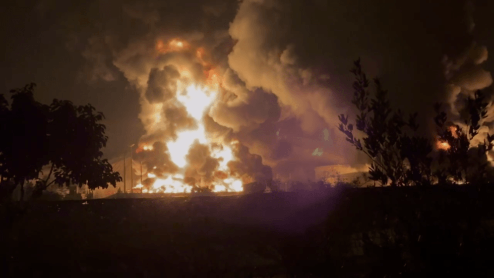 Huge blaze after Israel strikes oil depot in Tehran (VIDEOS)