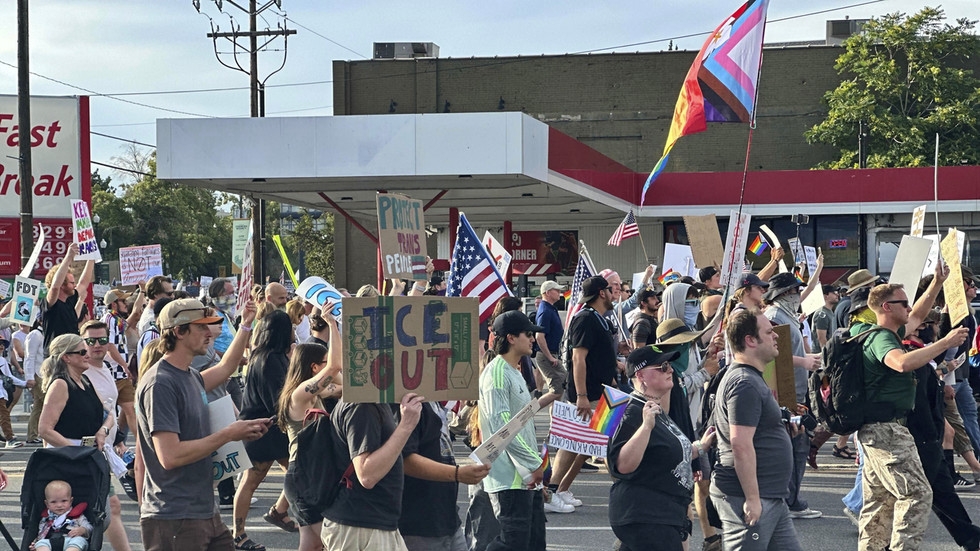 Man critically injured in shooting at anti-Trump rally (VIDEOS)